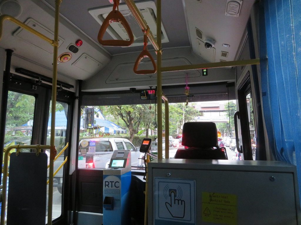 市内バスに乗ってチェンマイのバスターミナル